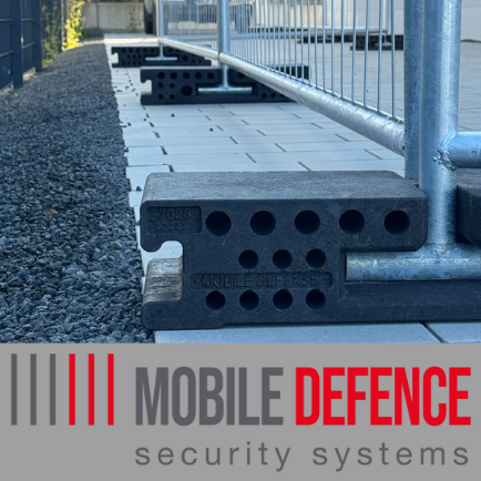 Sicherheitszaun mit stabilen Sockeln auf einem gepflasterten Boden. Mobile Defence - mobiler Sicherheitszaun