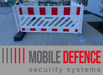 Mobiler Sicherheitszaun mit roten und weißen Markierungen auf einem Boden. Links der normale schwarze Fuß und rechts der neue extra Flache 