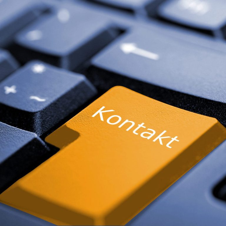 Tastatur mit orangefarbener Taste „Kontakt“.